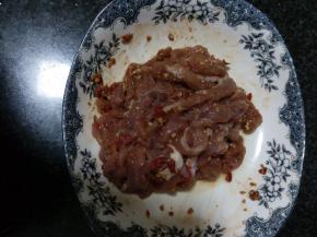 猪肉洗好后切成丝，加豆瓣酱和淀粉抓匀，静置5-10分钟入味