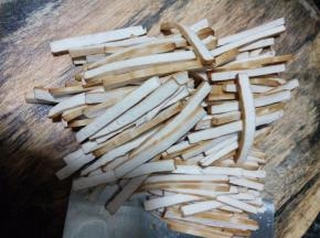 豆腐干洗净后切条，青椒去缔洗净切条