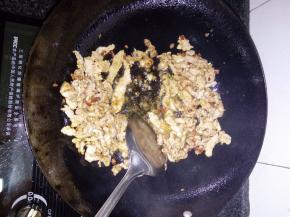 锅中热油，倒入猪肉丝翻炒，炒熟后出锅