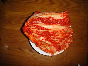 鸡蛋打成蛋液，辣白菜切碎，葱切末