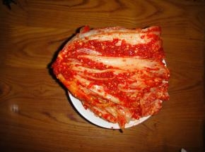 鸡蛋打成蛋液，辣白菜切碎，葱切末