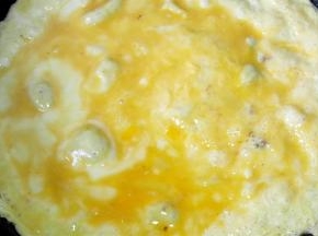 热锅中放上适量的油，烧开后倒入蛋液，凝固后翻炒成小块