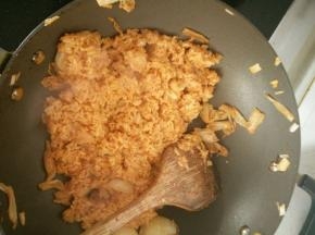 倒上米饭快速翻炒，放上辣白菜炒匀，放入白糖，淋上少许芝麻油，炒匀后出锅
