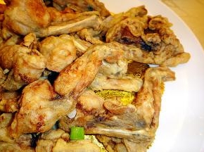 田鸡加生抽、淀粉进行腌制片刻。起油锅，将切好的田鸡肉入油锅下炸，炸成金黄后捞出沥干