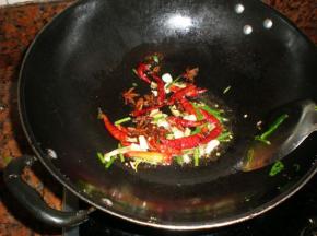 生姜和大蒜切颗粒，放入油锅煸炒，加干辣椒、豆瓣酱和京葱翻炒2-3分钟