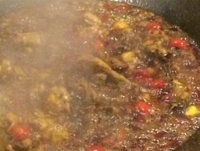 把炸好的田鸡肉倒入锅中翻炒，加适量清水、酱油和蚝油大火煮6分钟，用生粉调水勾芡出锅