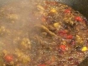 把炸好的田鸡肉倒入锅中翻炒，加适量清水、酱油和蚝油大火煮6分钟，用生粉调水勾芡出锅
