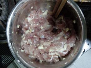 猪肉洗净切片，加蒜粒、豆瓣酱腌制