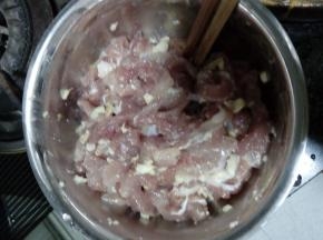 猪肉洗净切片，加蒜粒、豆瓣酱腌制