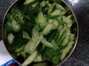 黄瓜洗净去头尾，切片备用