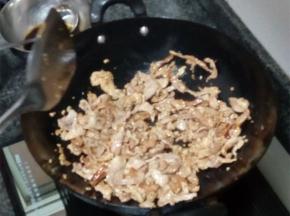 油锅烧热，倒入肉片翻炒，炒熟出锅