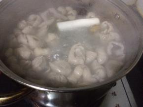 锅中加水烧开，肥肠切段放入锅中煮，加入适量白酒去腥，再加香叶八角，少量盐，姜，葱段，大火烧开转小火，直至肥肠煮成耙软状