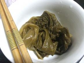 酸菜切条下锅煸炒出香，将水分煸干