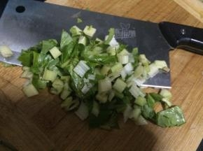 芹菜杆切粒，只需少许提味即可