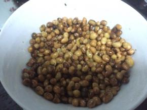 热锅热油倒入黄豆小火煎炒，炒至金黄为止