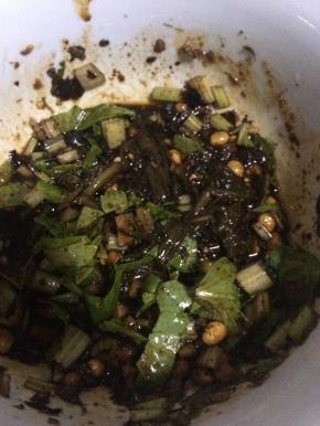 碗中放入炒好的黄豆，加盐、白糖、花椒面、豆豉、酱油、辣椒油等调料