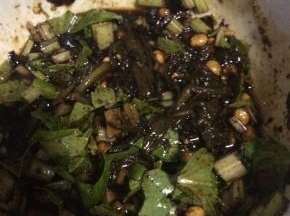碗中放入炒好的黄豆，加盐、白糖、花椒面、豆豉、酱油、辣椒油等调料