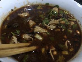 另起锅烧水煮红苕粉，4分钟左右将红苕粉捞出，放入调料碗中，再将煮好的肥肠和汤加入碗中，肥肠粉就做好了