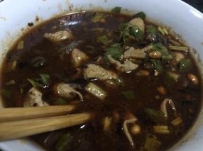 另起锅烧水煮红苕粉，4分钟左右将红苕粉捞出，放入调料碗中，再将煮好的肥肠和汤加入碗中，肥肠粉就做好了