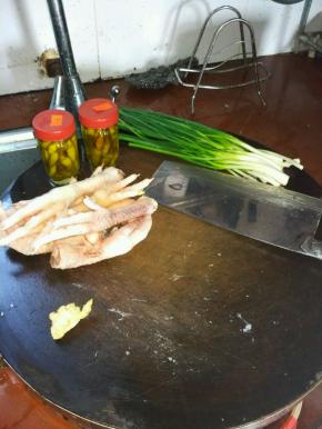 鸡爪洗净，准备适量泡椒、葱、姜。