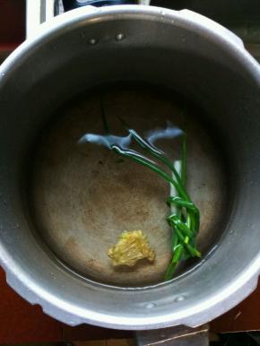 锅里加入水，生姜拍扁，葱随意打个结就好