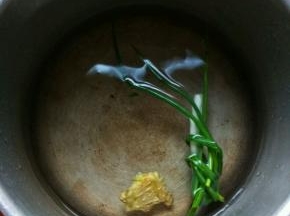 锅里加入水，生姜拍扁，葱随意打个结就好