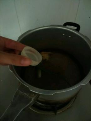 锅中水烧开，加入少许白酒去味