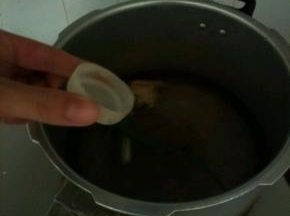 锅中水烧开，加入少许白酒去味