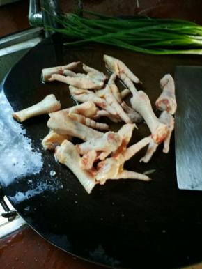 鸡爪对半切，去掉指甲