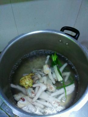 锅中水烧开后，把处理好的鸡爪倒进去，煮3-5分钟