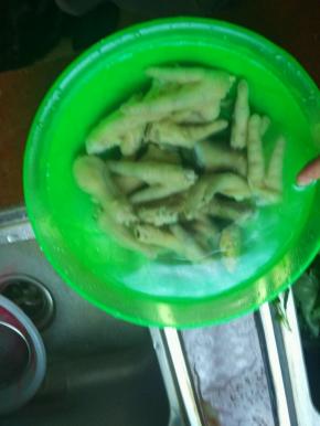鸡爪煮好后捞出，用水把鸡爪上的血末和油脂冲洗干净，把洗净的鸡爪放入冰水中浸泡，放在冰箱急冻里冷冻，增加口感