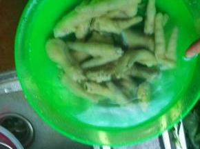 鸡爪煮好后捞出，用水把鸡爪上的血末和油脂冲洗干净，把洗净的鸡爪放入冰水中浸泡，放在冰箱急冻里冷冻，增加口感