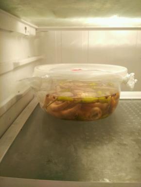 把鸡爪从冰箱中拿出，放到泡椒水中，铺上保鲜膜，盖上盖子放在冰箱里保鲜冷冻，1-2天后就可以开吃了