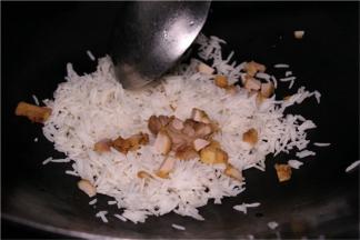 先用电饭煲把米饭煮熟，留一夜备用。鸡肉切块，油炸备用。把炸好的鸡肉、胡萝卜、菠萝切丁。