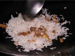 先用电饭煲把米饭煮熟，留一夜备用。鸡肉切块，油炸备用。把炸好的鸡肉、胡萝卜、菠萝切丁。