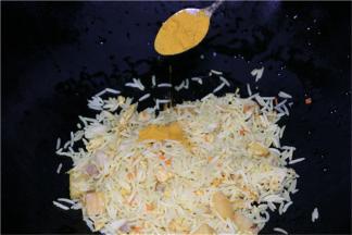 加入盐、适量咖喱粉，少许调料调味，撒上葱。