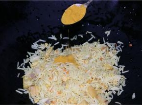 加入盐、适量咖喱粉，少许调料调味，撒上葱。