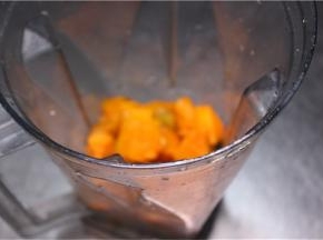 把南瓜洗净，切成小块，用搅拌机打成浓汁（没有的可以用勺将南瓜碾碎）
