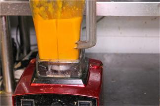 将打好的浓汁放入锅中加热。