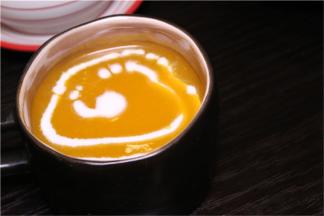 最后将热好的南瓜浓汁倒入杯中，加少量糖即可。