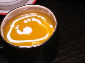最后将热好的南瓜浓汁倒入杯中，加少量糖即可。