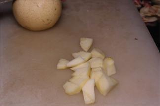 将洗净的苹果、火龙果；梨都切成方块备用