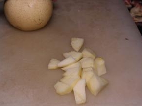 将洗净的苹果、火龙果；梨都切成方块备用