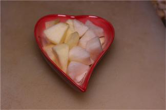 将切好的苹果丁、火龙果丁、梨丁放入碗中，准备酱汁，将花生碾碎，成末，倒入碗底，再加入耶粉，沙拉酱，搅拌均匀