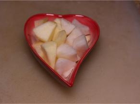 将切好的苹果丁、火龙果丁、梨丁放入碗中，准备酱汁，将花生碾碎，成末，倒入碗底，再加入耶粉，沙拉酱，搅拌均匀