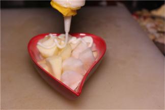 最后将酱汁淋在水果丁上即可。