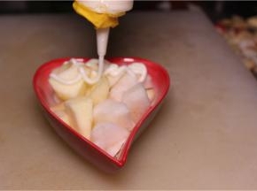 最后将酱汁淋在水果丁上即可。