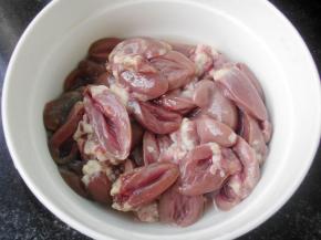 将鸡心上油脂部分去掉，对半切开，加少量盐腌制抓匀