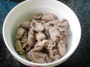 把腌好的鸡心放入沸水过焯，捞出沥干