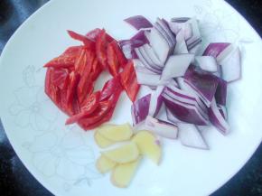 洋葱、红椒洗净切斜块